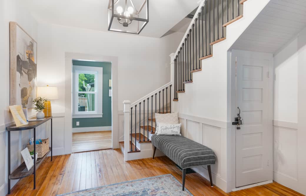 Entry foyer, LR is to left,  straight ahead is the bathroom and kitchen. Entry foyer, LR is to left,  straight ahead is the bathroom and kitchen.