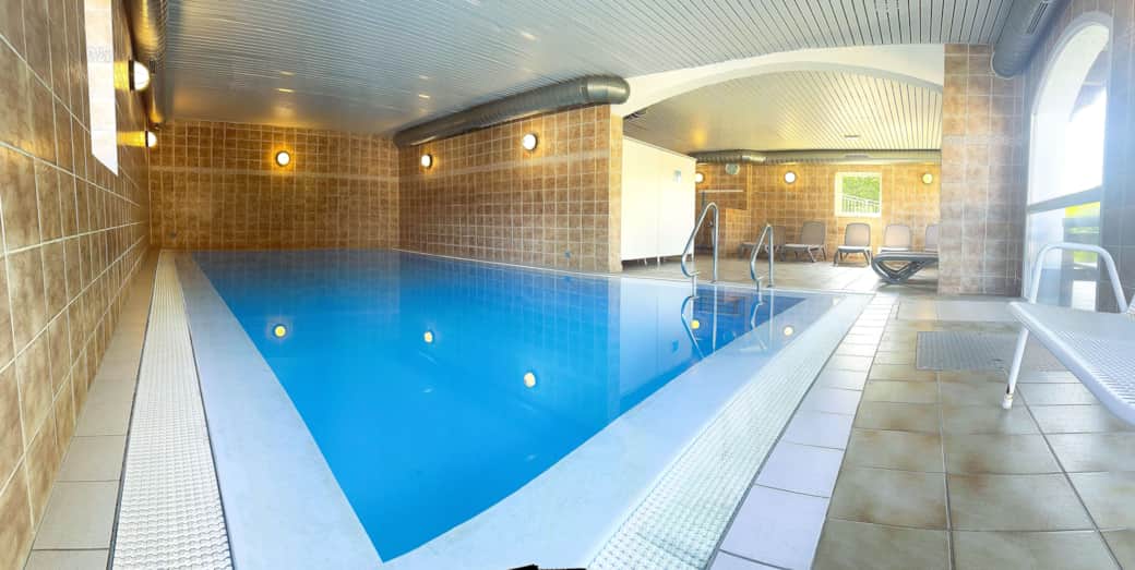 Hallenbad Innenpool mit Umkleidekabinen, Toiletten, Duschen, Sauna Hallenbad Innenpool mit Umkleidekabinen, Toiletten, Duschen, Sauna