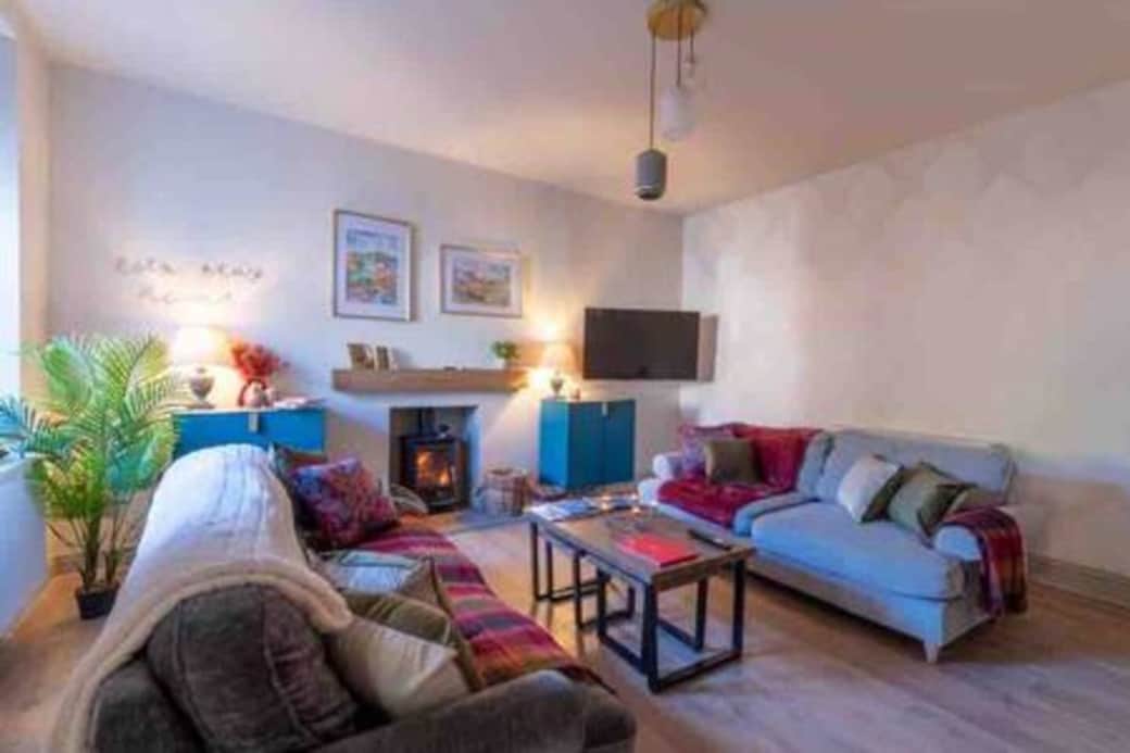 Beautiful warm and cosy living room with thick walls to help keep it cool on Summer, it’s an around delight! Beautiful warm and cosy living room with thick walls to help keep it cool on Summer, it’s an around delight!