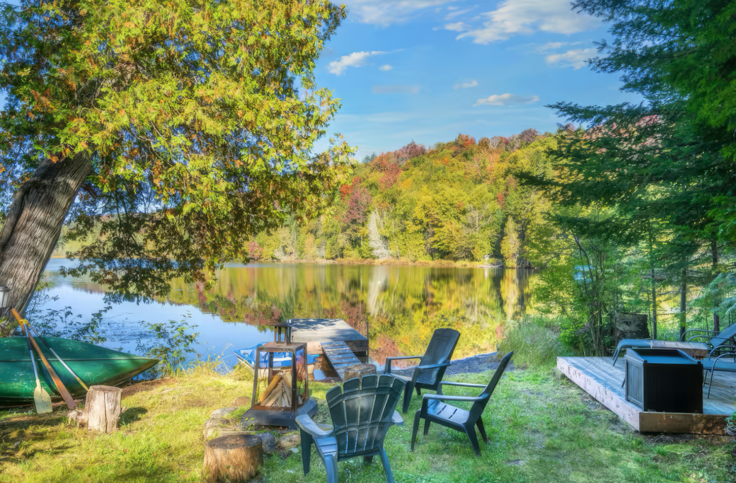 Vue sur lac et coin feu - Lakeview and fireplace