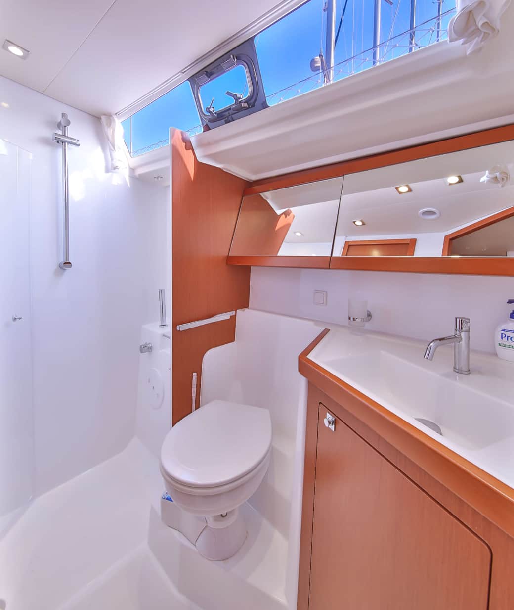 T_aft_cabins_wc_shower