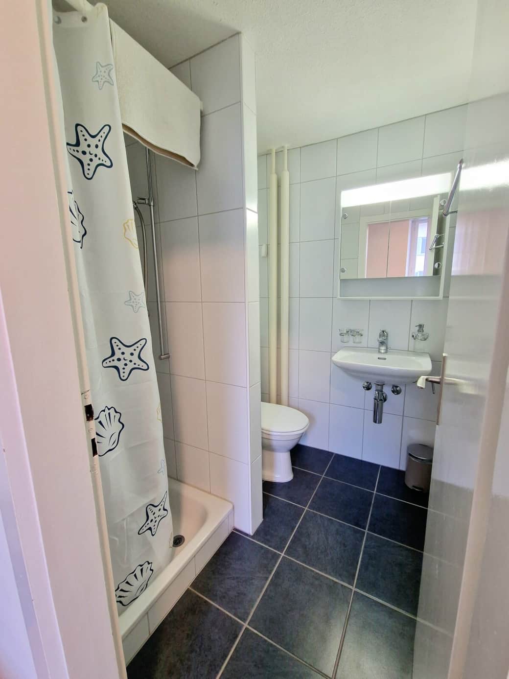 Badezimmer mit Dusche