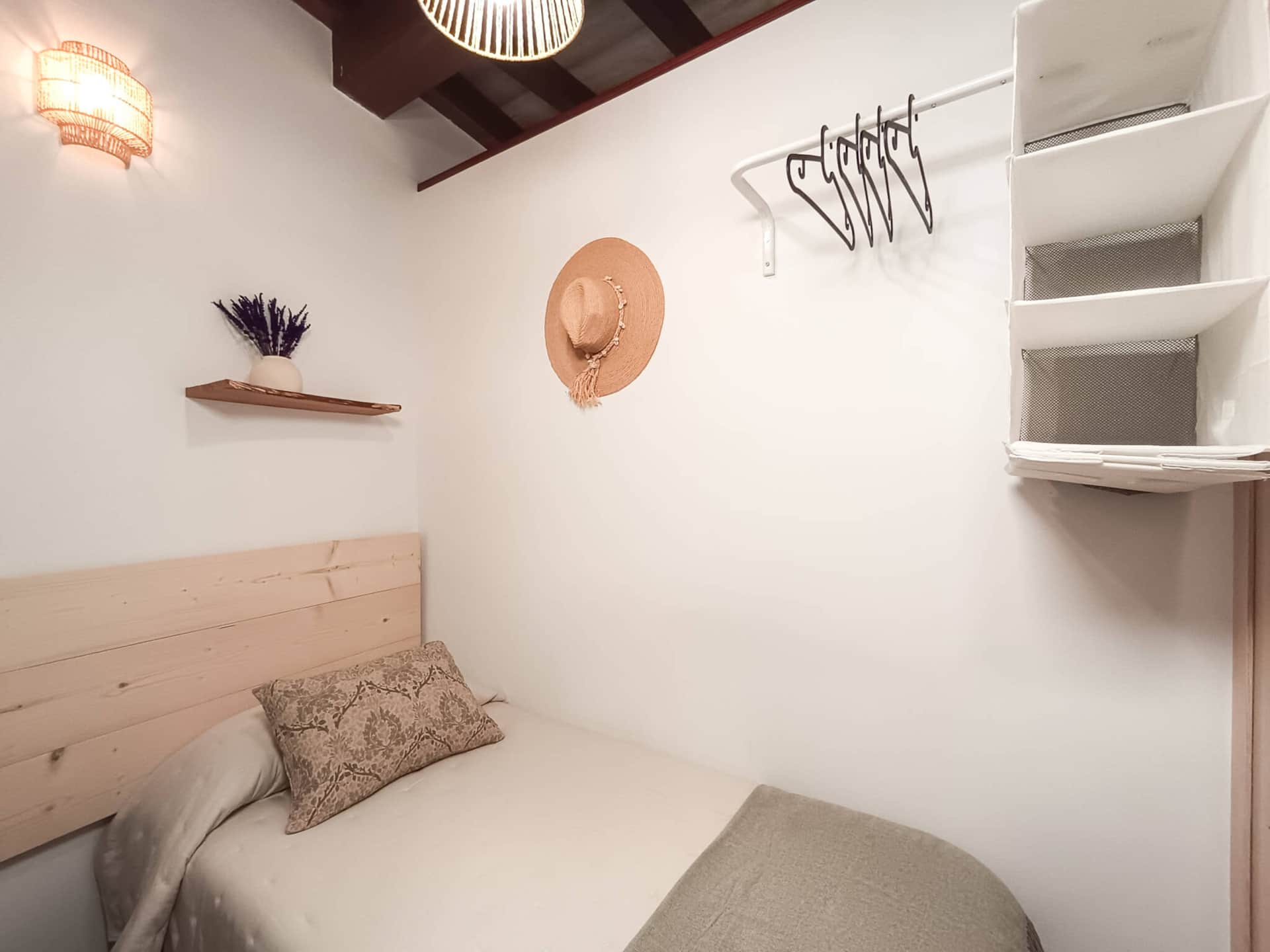 Dormitorio individual con cama de 90 cm en casa rural en Polán (Toledo)