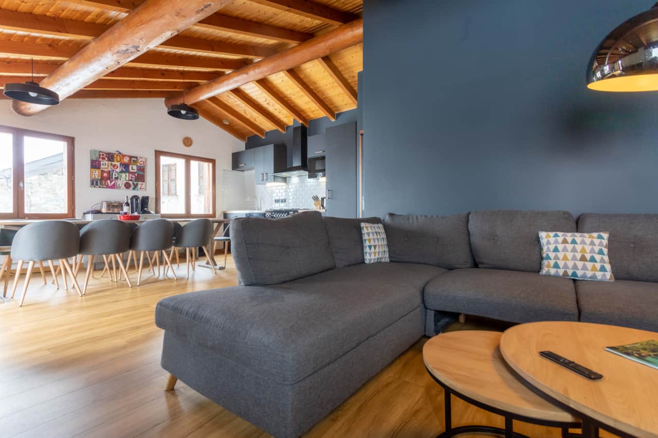 Spacieux salon et salle à manger de 40m², alliant modernité et authenticité montagnarde.