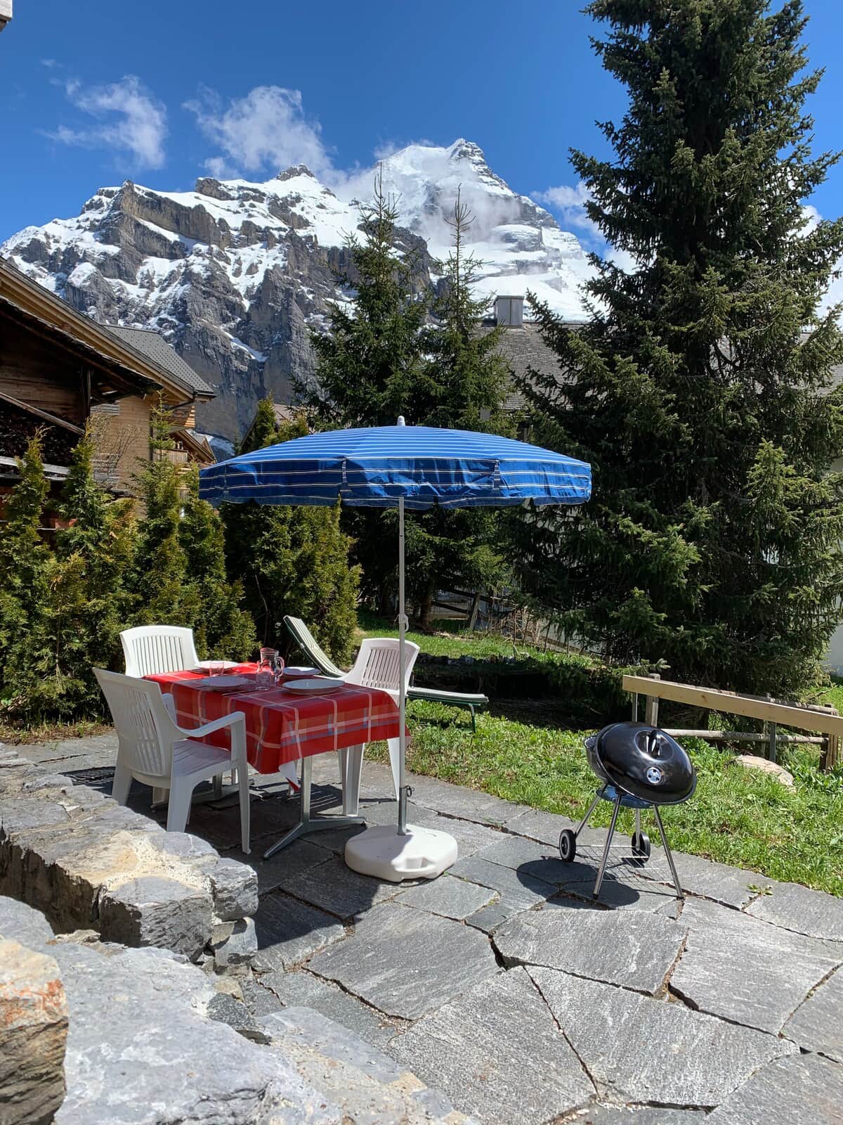Garten und Terrasse exclusiv für Gäste im Chalet Petschenhaus. Gartenmöbel und Grill stehen bereit.