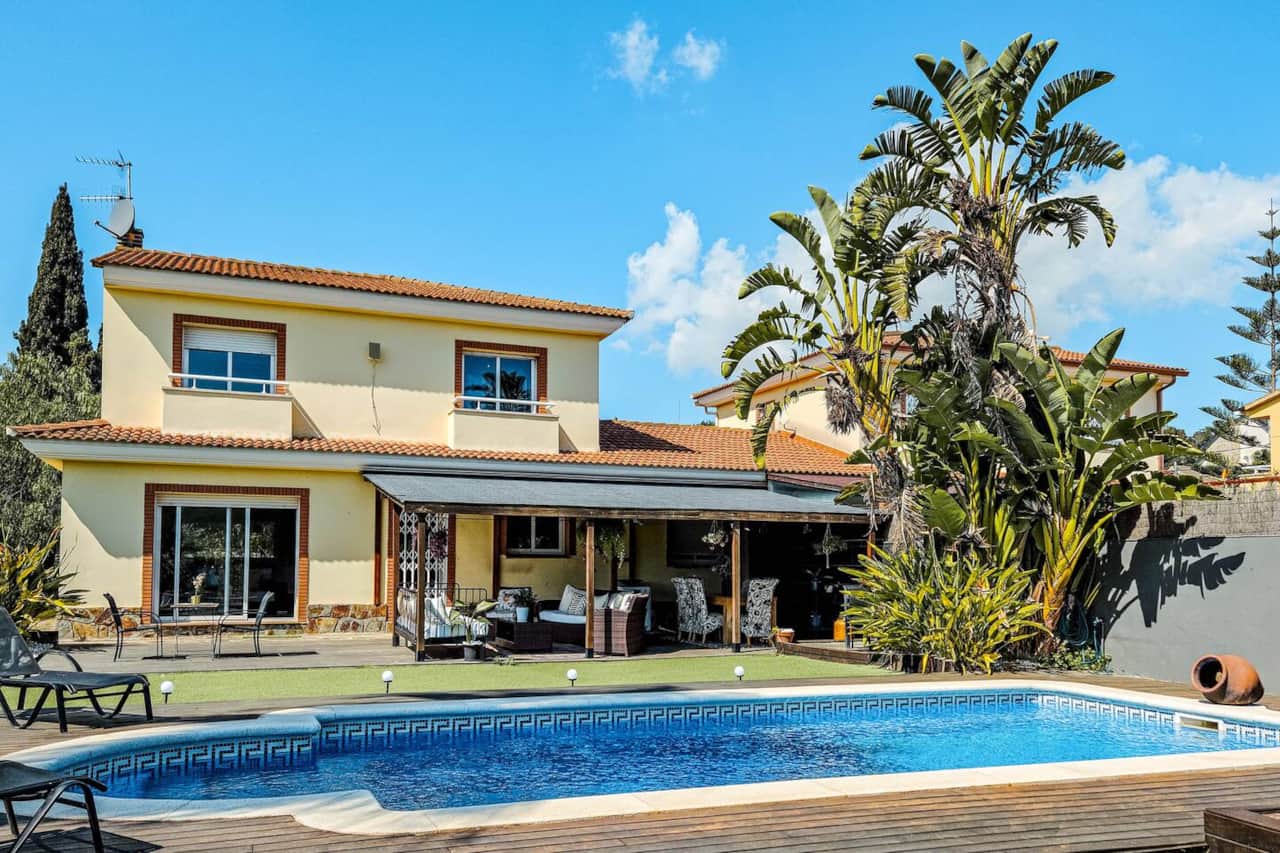 The villa and grounds, reserved exclusively for your stay