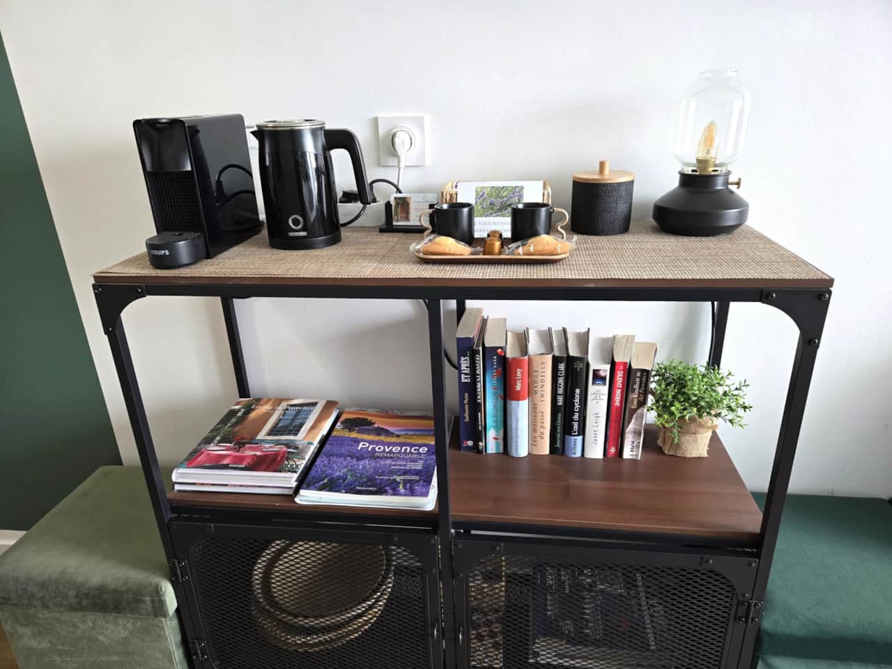 Cafetière Nespresso et la bouilloire 