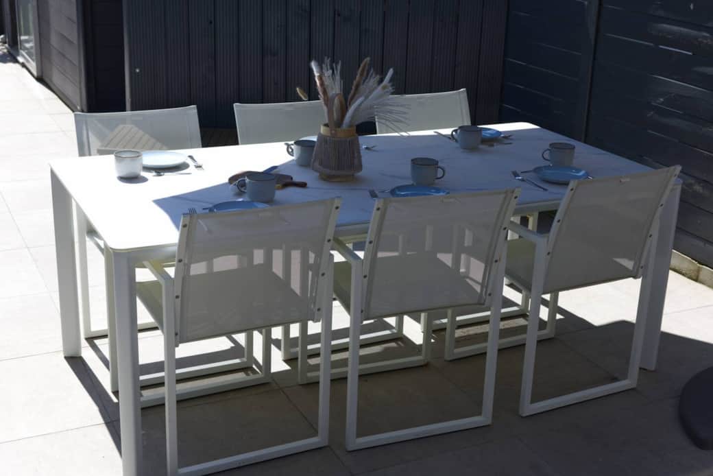 Table d'extérieur pour les invités de la maison