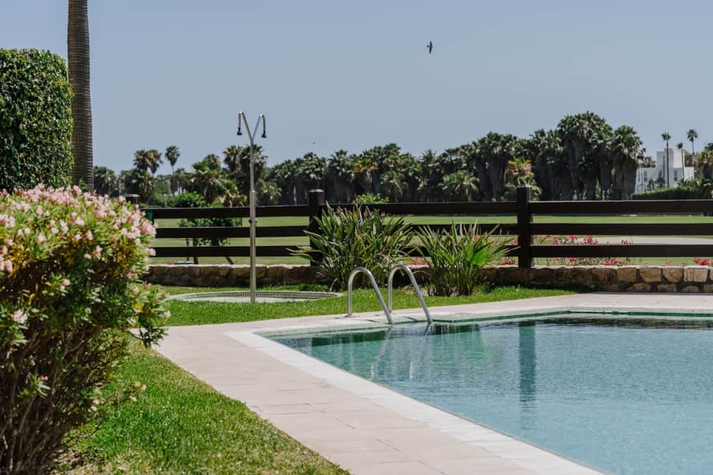 Relájate en esta piscina rodeada de vegetación, perfecta para refrescarte en los días soleados del Mediterráneo.