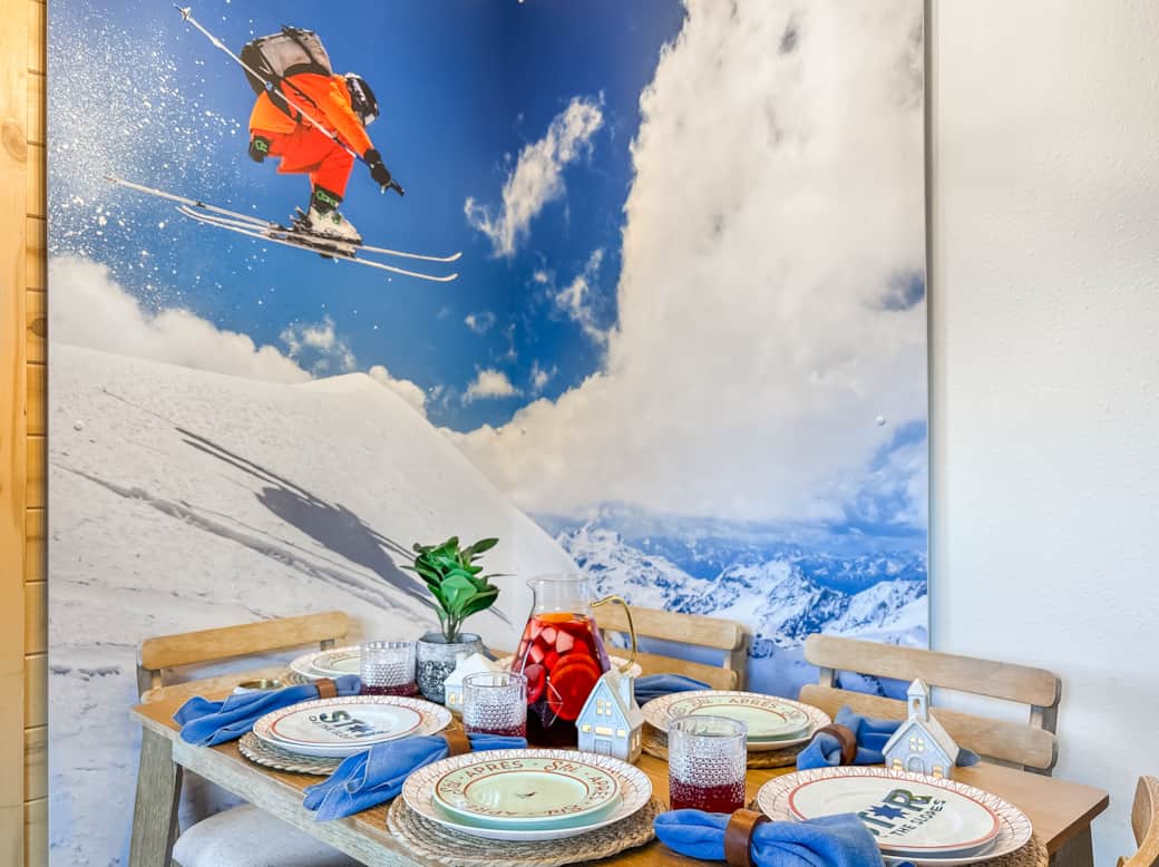 Slopeside Sanctuary – Dinning area seats 6 Slopeside Sanctuary – Dinning area seats 6