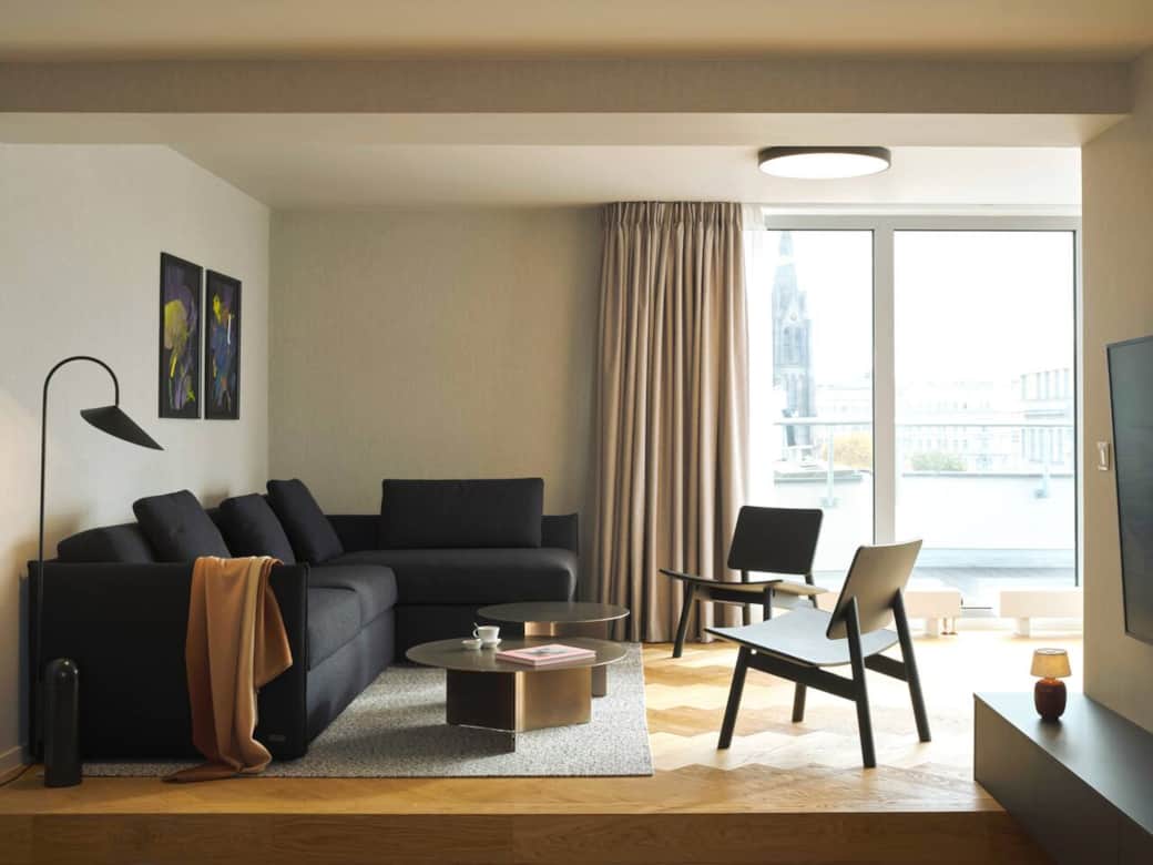 Couch with smart TV + Netflix