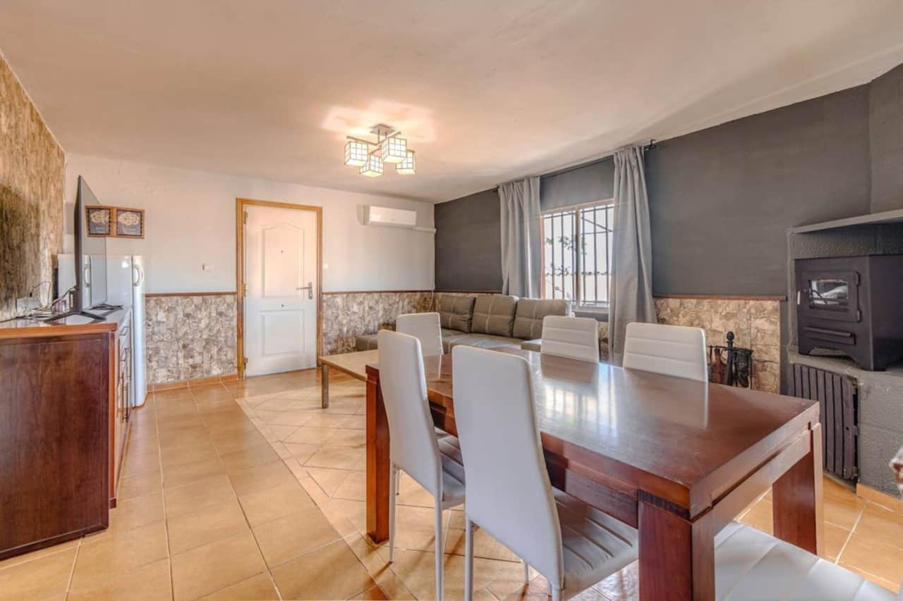 Comedor interior con aire acondicionado y mesa para el grupo.