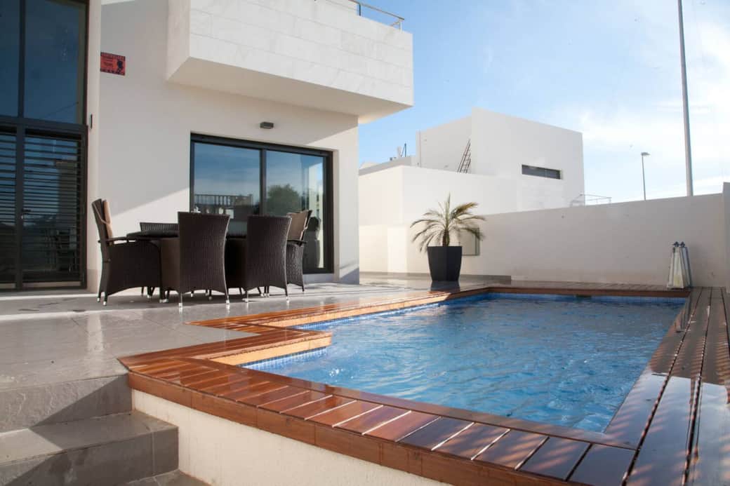 Terrasse med egen pool