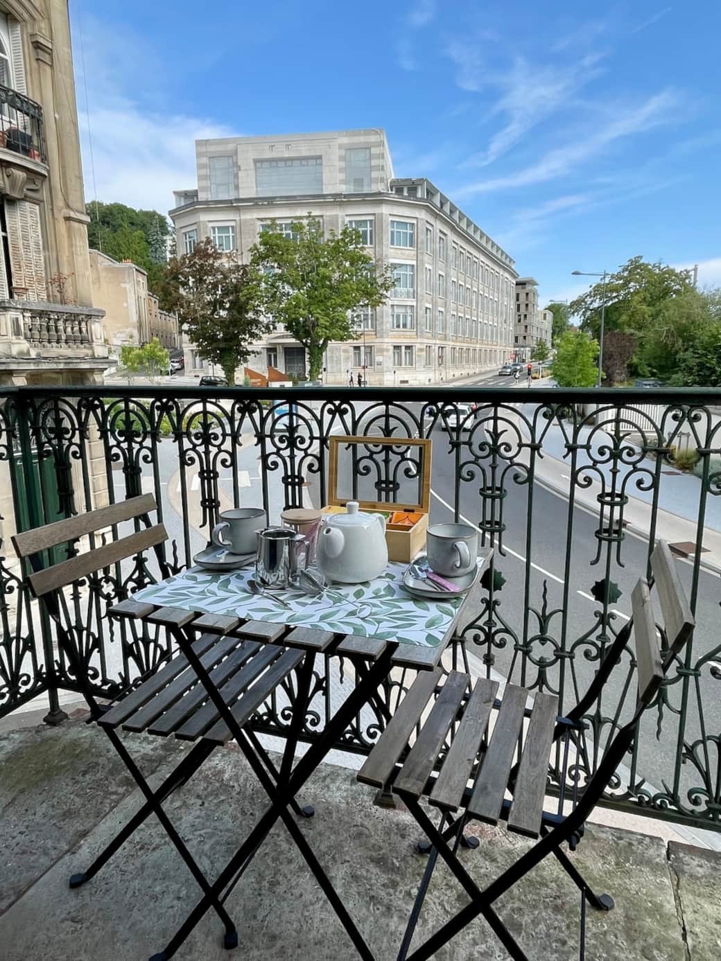 Commencez la journée avec un petit déjeuner au soleil. Théière, mugs et sélection de thés vous attendent sur la table pour un réveil tout en douceur.
