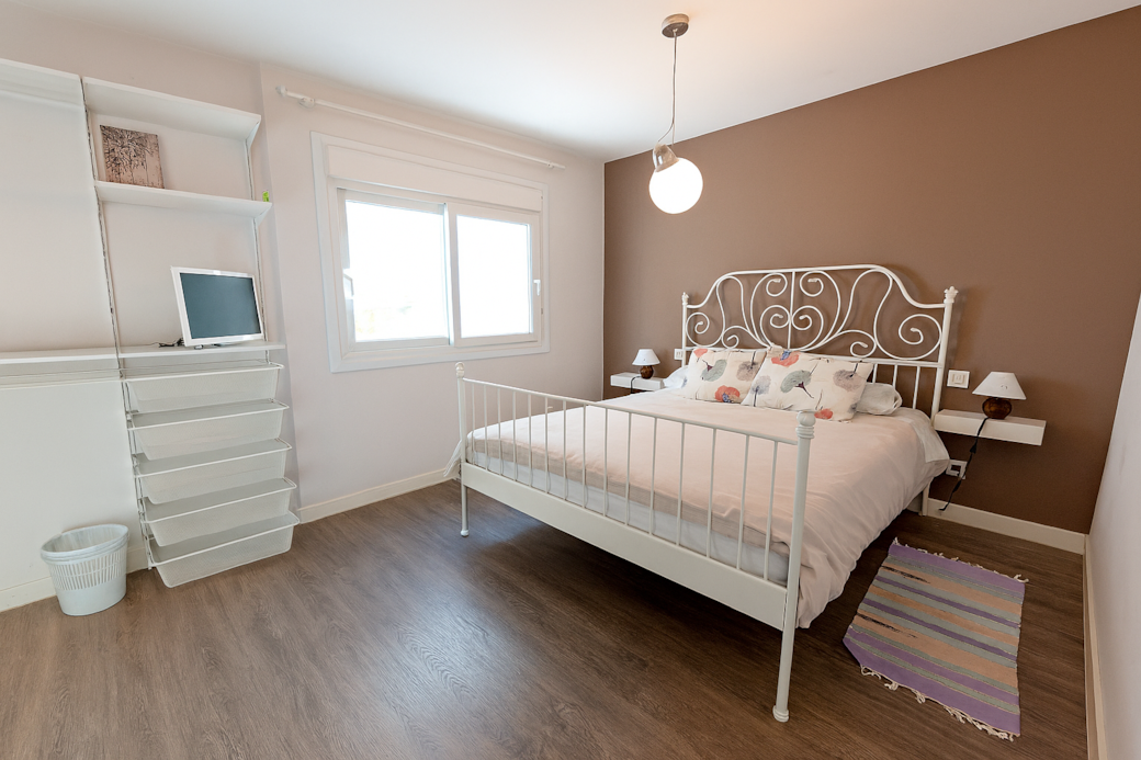 King bed (1.60x2 m), elegant TV, dressing room, bedside tables and single bed (0.90x1.90 m).