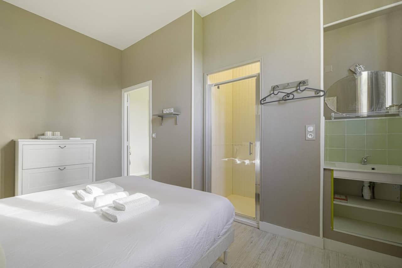 Douche et lavabo dans la chambre