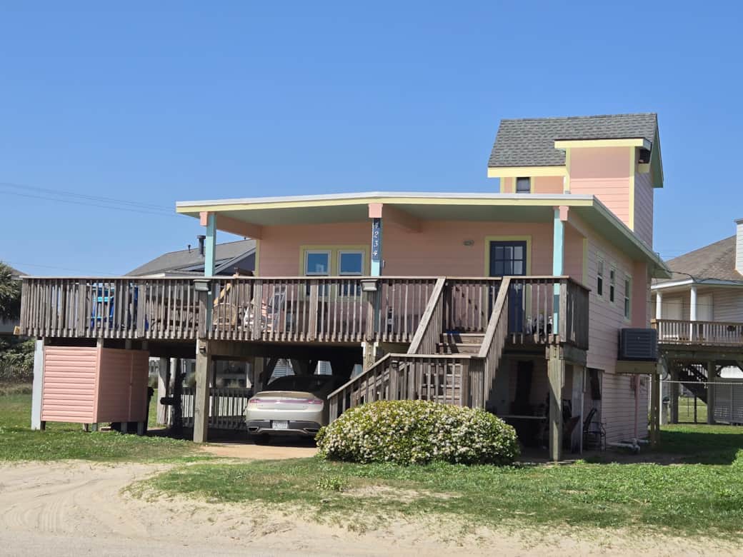 Pelican & Flipflops street view with corner outdoor shower with hot and cold water