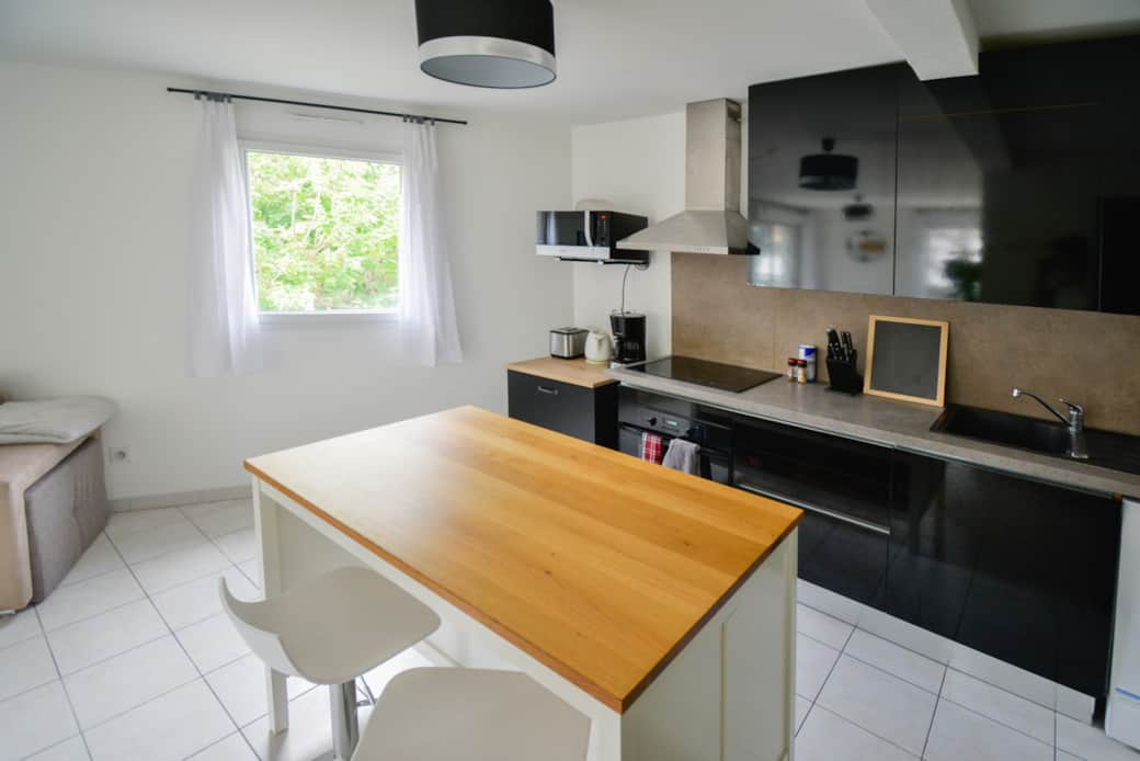 Cuisine équipée (four, micro-onde, cafetière filtre, lave linge...)