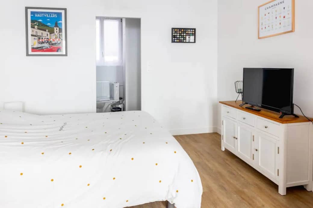 lit double et meuble TV