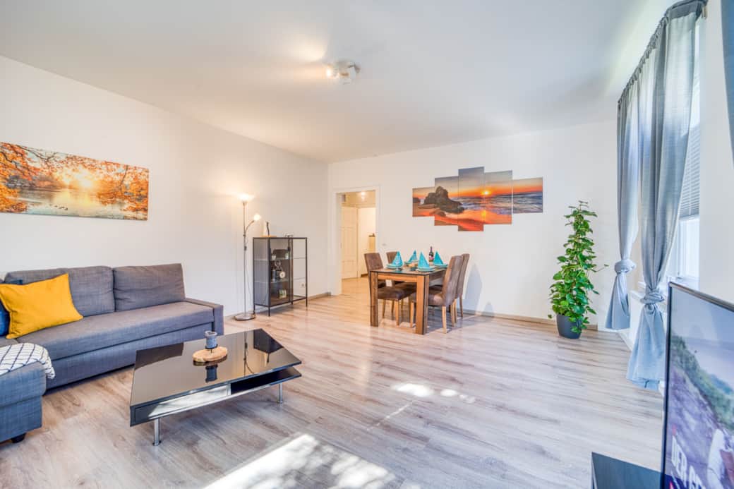 Wohnzimmer mit Fernsehecke und Essbereich