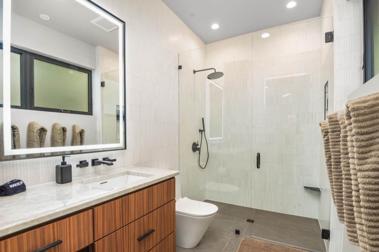 29-web-or-mls-Primary-Bathroom.jpg