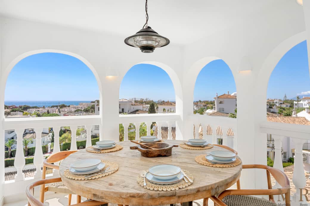 Outdoor dining with seaview.