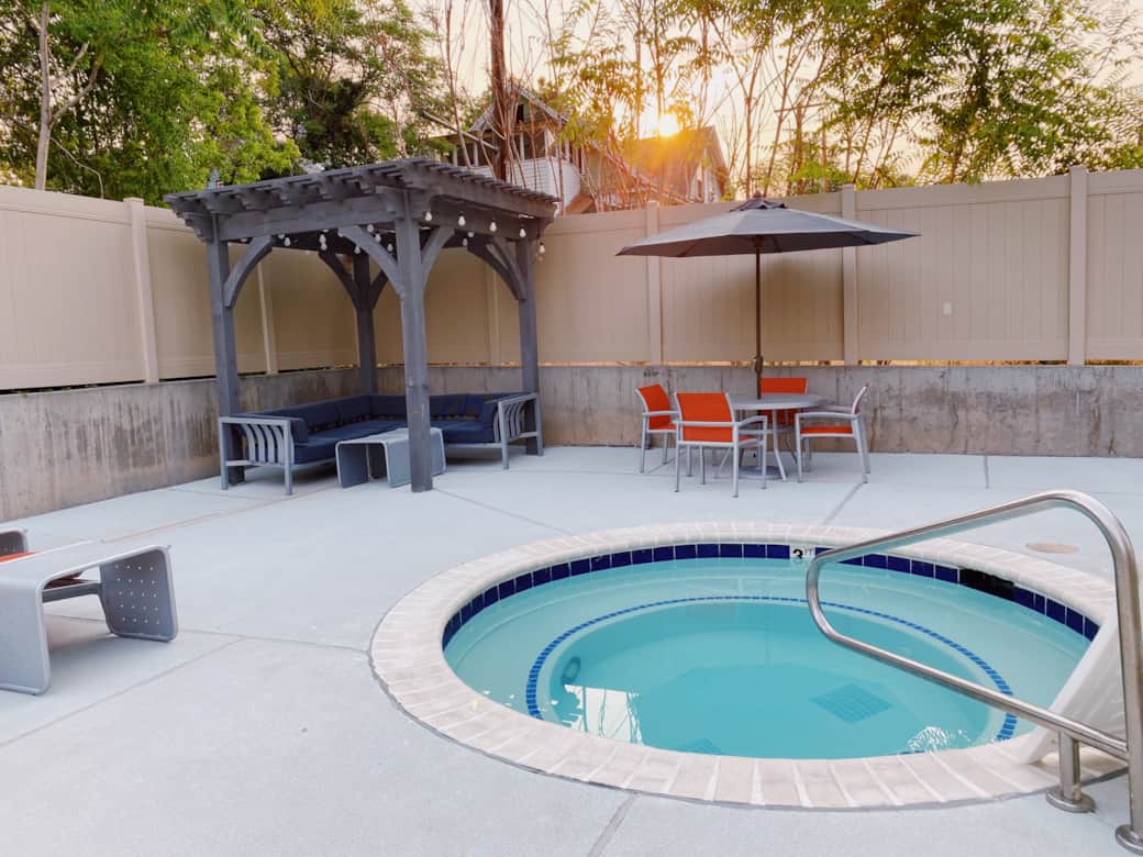 Hot Tub (open year-round) Hot Tub (open year-round)