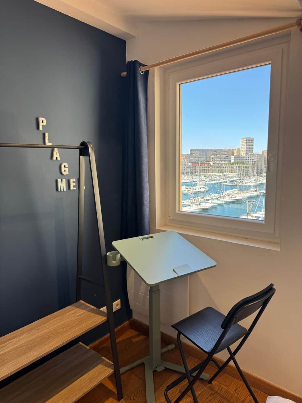Bureau station de travail dans Chambre N°1