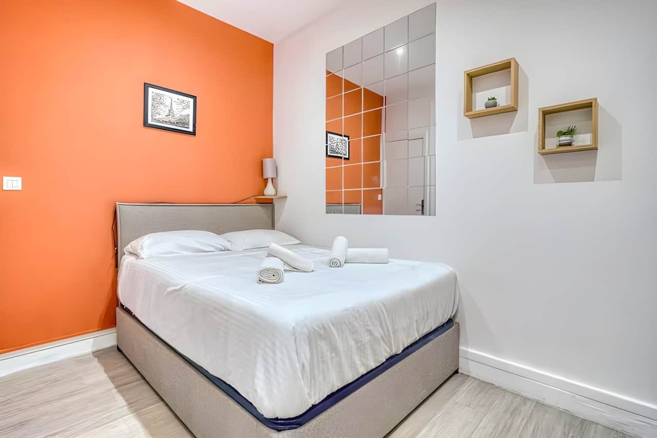 CHAMBRE RUE DES EAUX upscaled