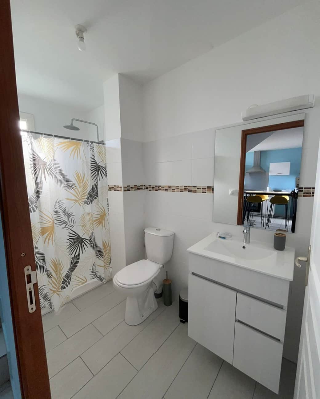 Main floor bathroom