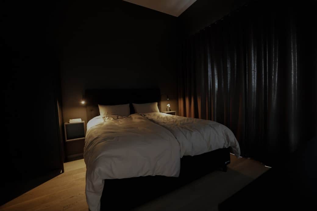 Kveldsstemning hovedsoverom. Svært lysdempende gardiner i hotellkvalitet.