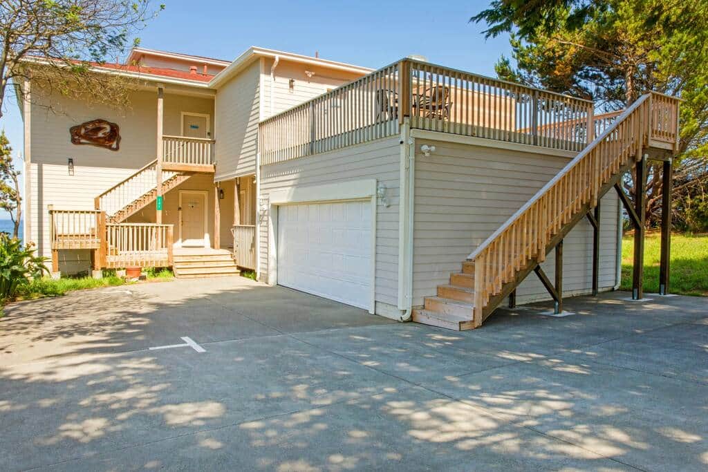View of the property from the driveway in front