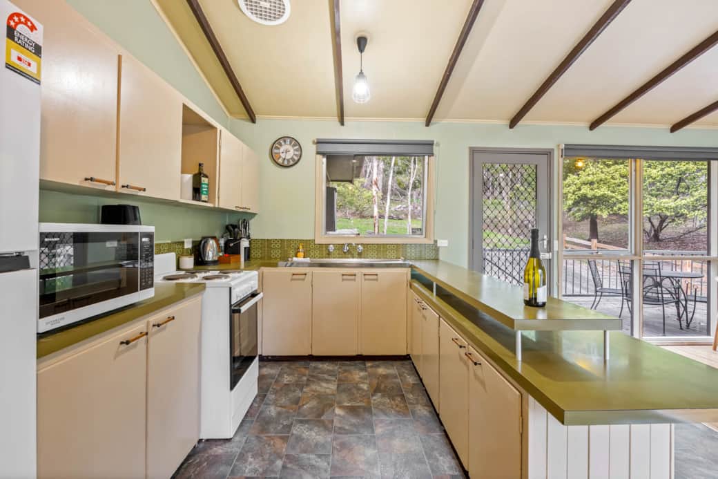 Full Kitchen with Oven Full Kitchen with Oven