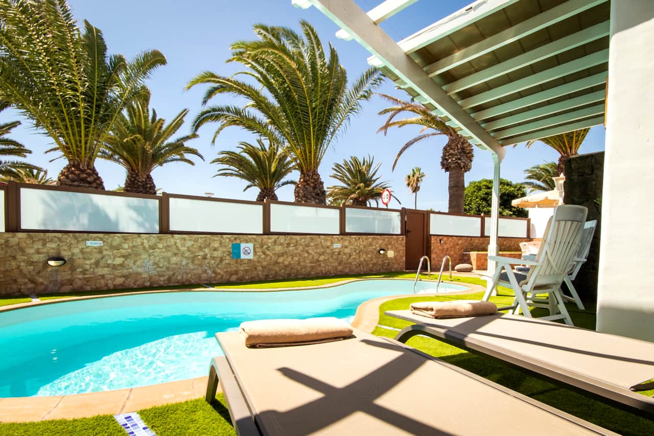Heated pool and outdoor terrace at Villa Dyala in Puerto del Carmen, Matagorda