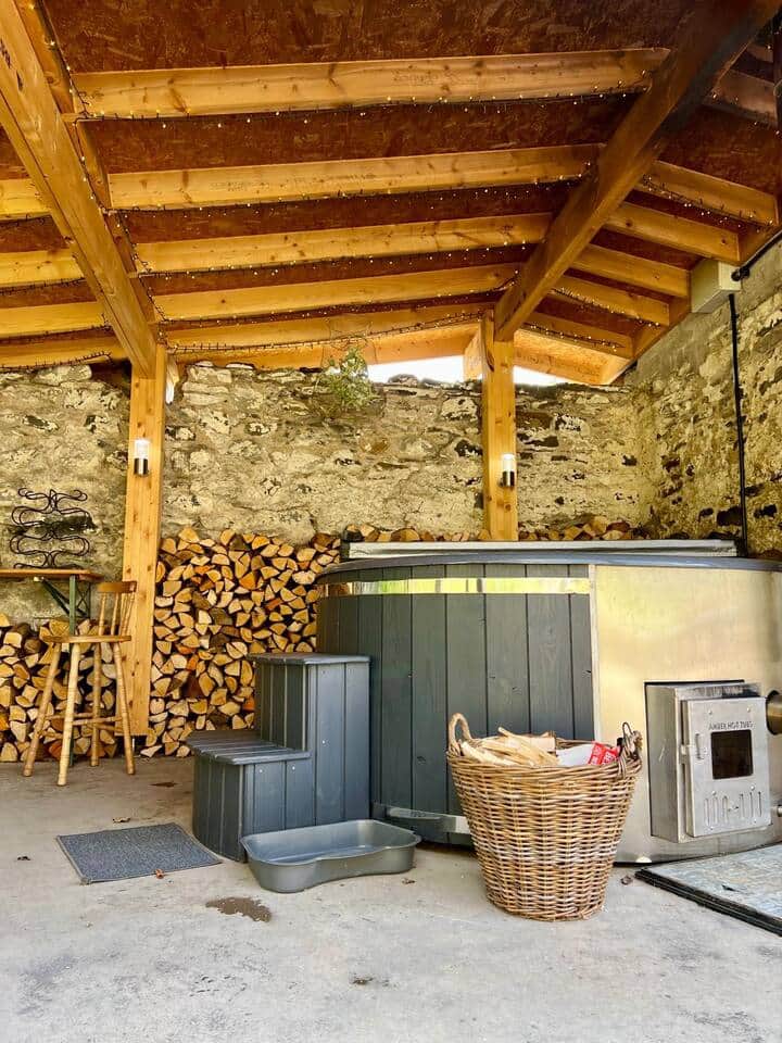 Our wood fired hot tub 2meter’s in diameter, plenty of room to stretch out , in a sheltered, private patio with a roof. Romantically decorated with fairy lights for late evenings ! 