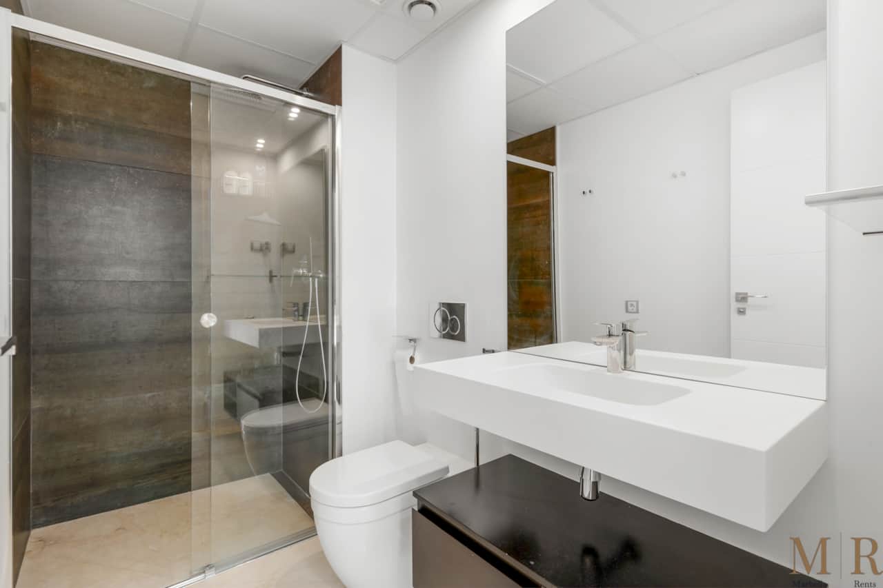 Modern bathroom.