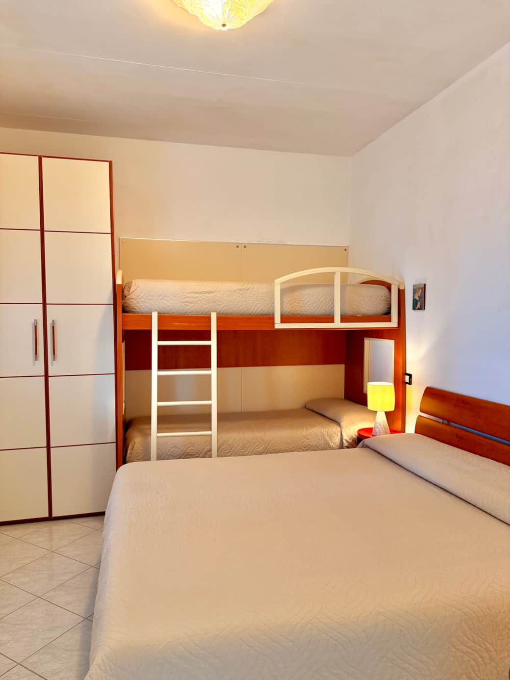 Camera matrimoniale + letto a castello