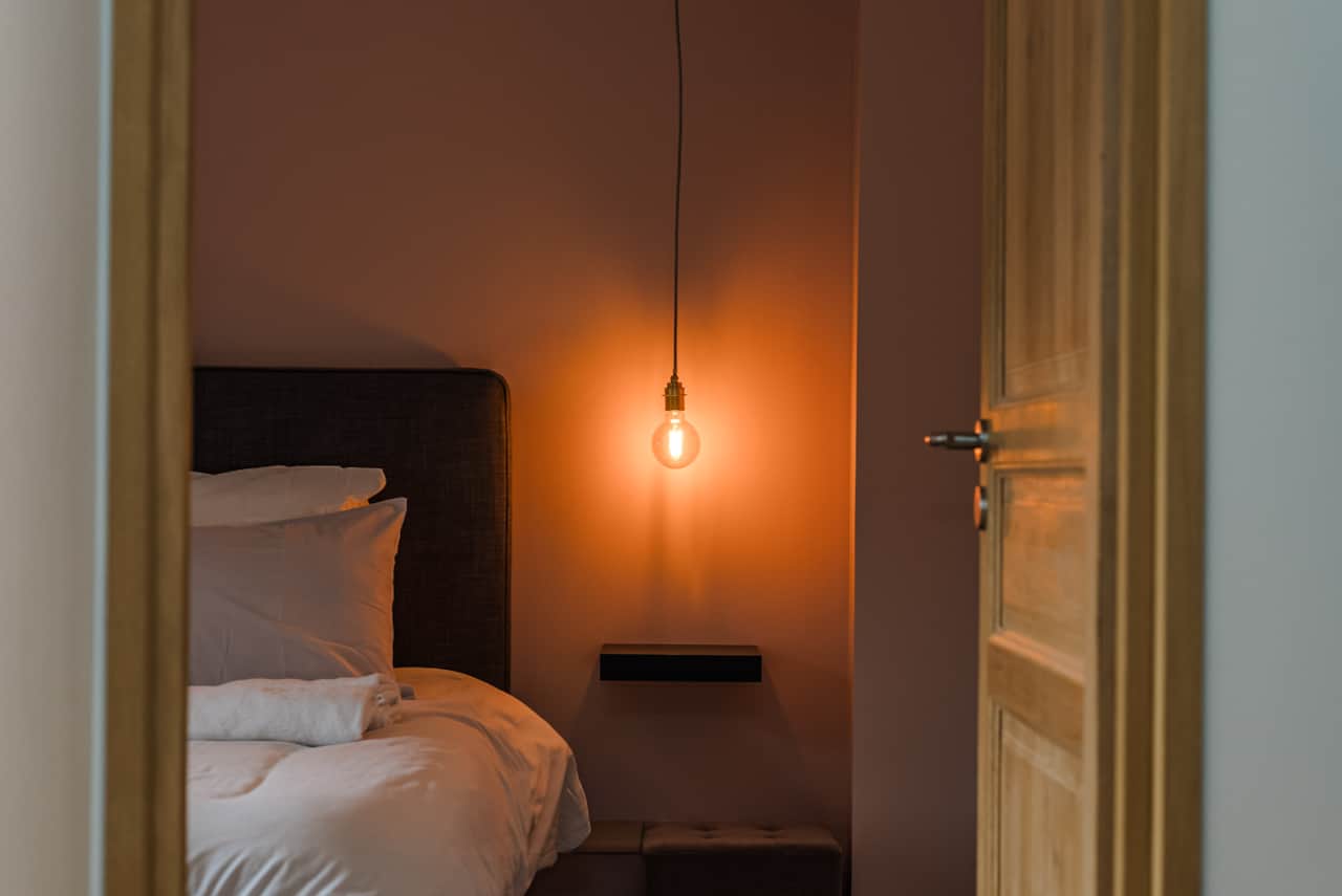 Cozy bedroom 1: double bed, cotton percale sheets for extra comfort with a view of the hamlet.