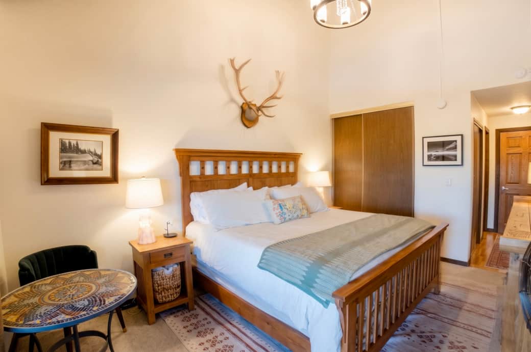 Relax in your top floor studio and enjoy the amazing views and easy access to the trails and lifts