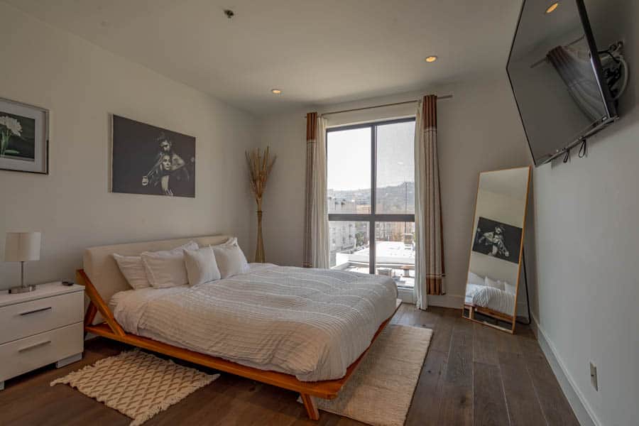 Cal-King Master Bedroom VIEW of the hills Cal-King Master Bedroom VIEW of the hills