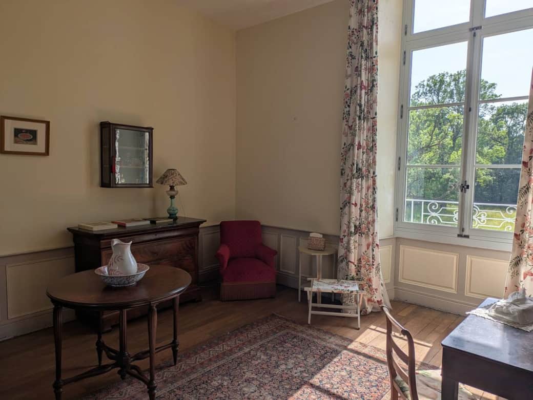 Sitting room in bedroom 