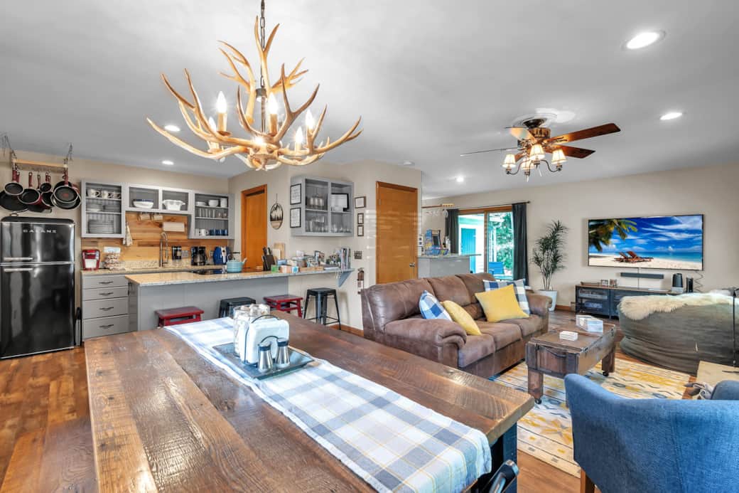 Walk to Holiday Valley & downtown Ellicottville | Hot Tub | Creekside Group Retreat Walk to Holiday Valley & downtown Ellicottville | Hot Tub | Creekside Group Retreat