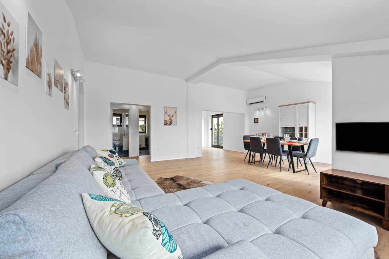 interior/living area/dining area
