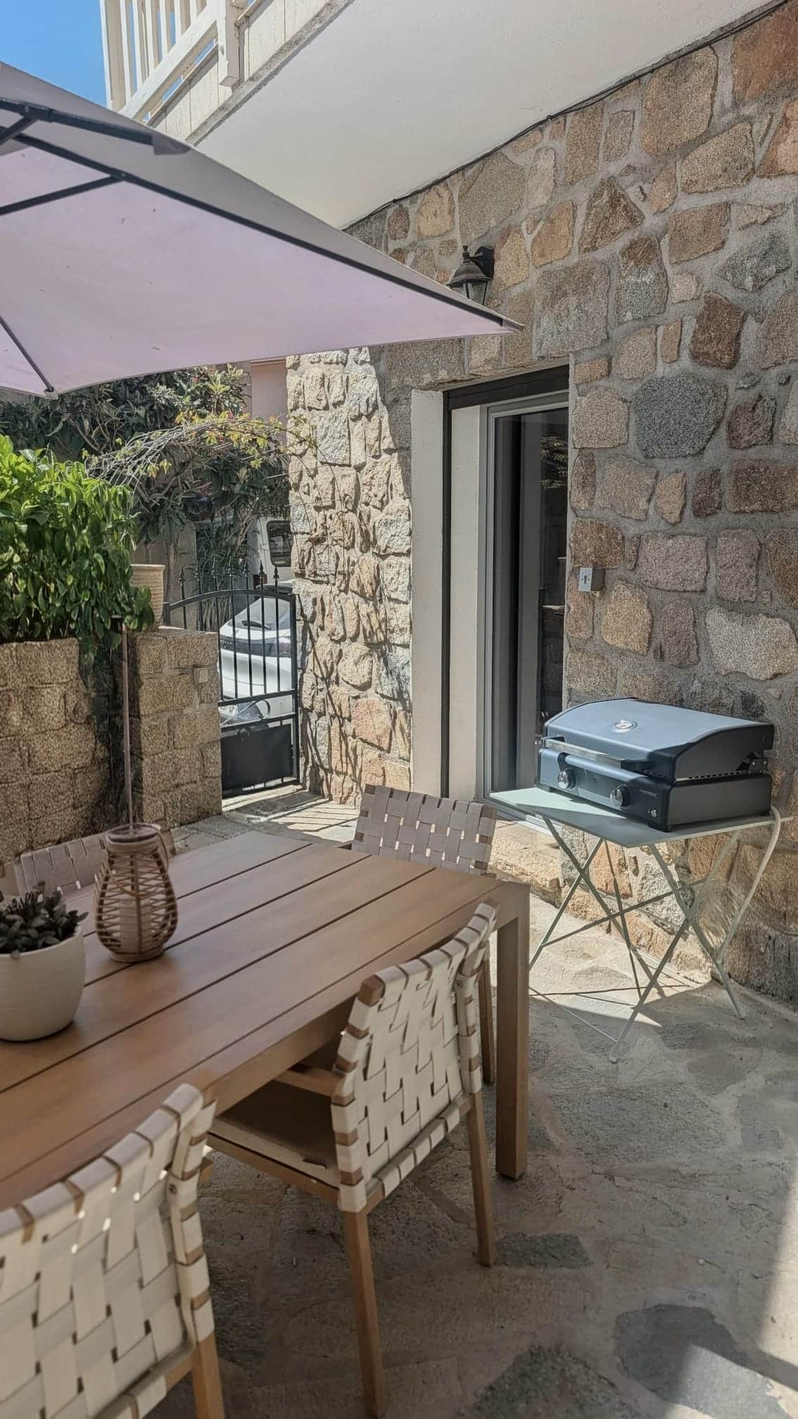 La table pour les repas en plein air et la plancha