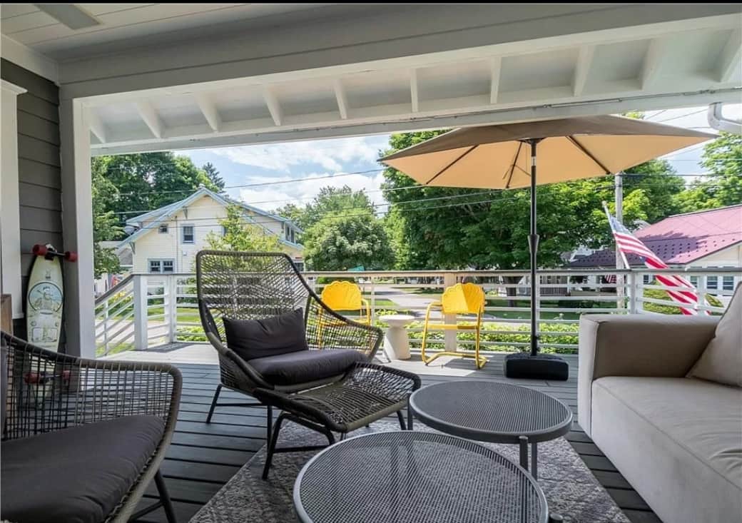 Outdoor lounge area/Front Porch