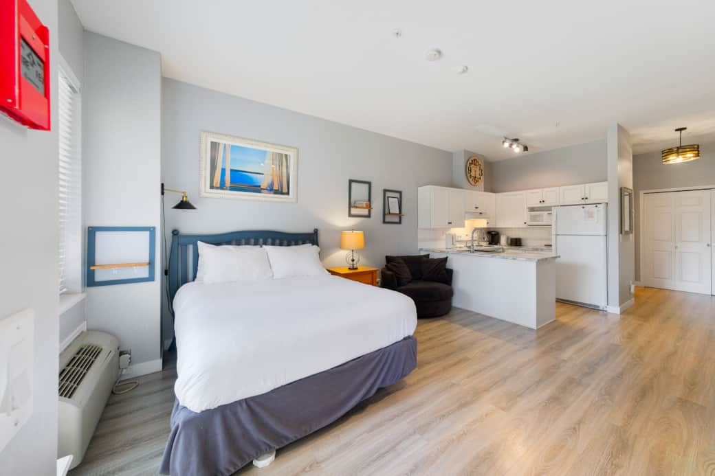 Unit 104A Queen Bed