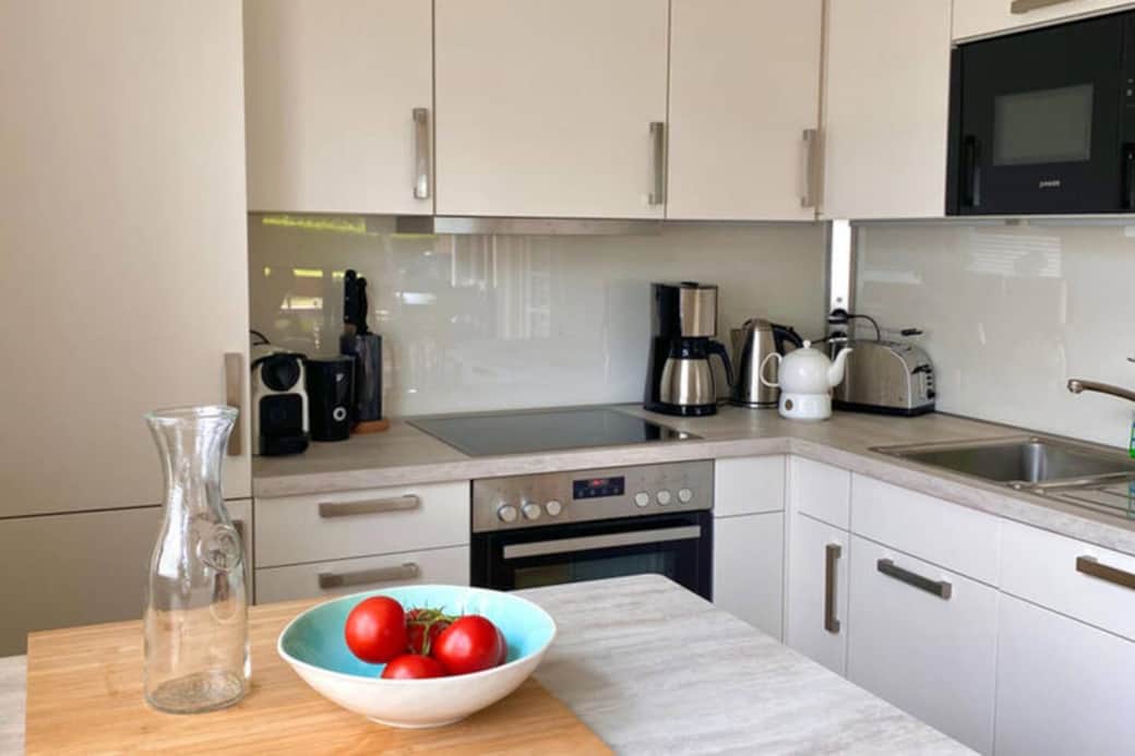 Küche mit Kochfeld, Herd, Filterkaffeemaschine, Nespressokaffeemaschine, Kühl- Gefrierkombination