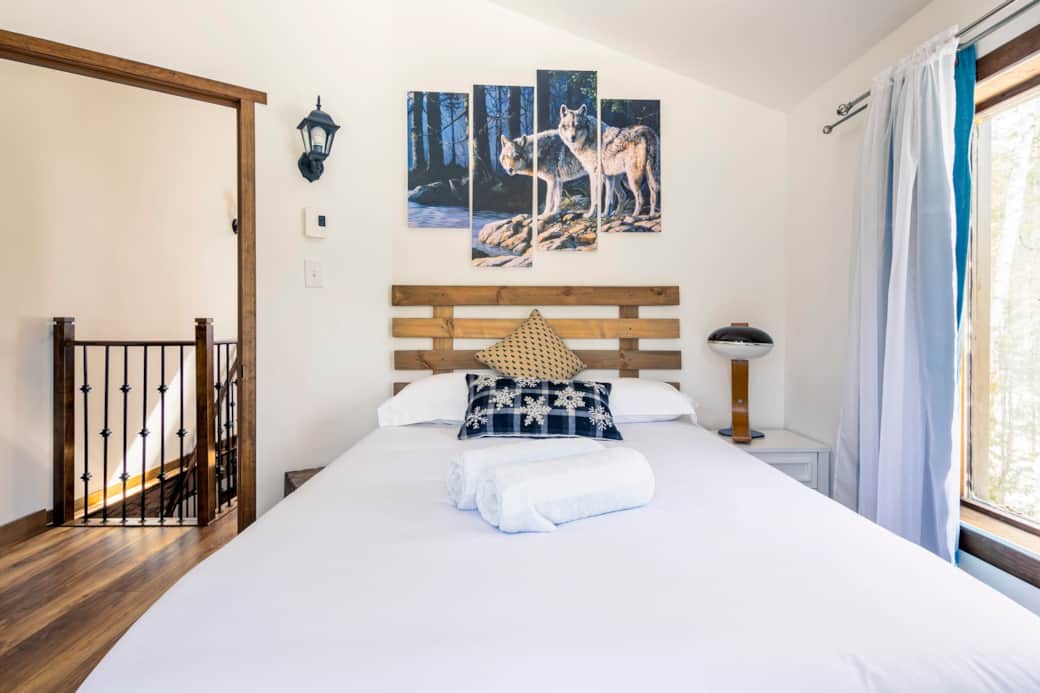 06 bedroom king wolf painting