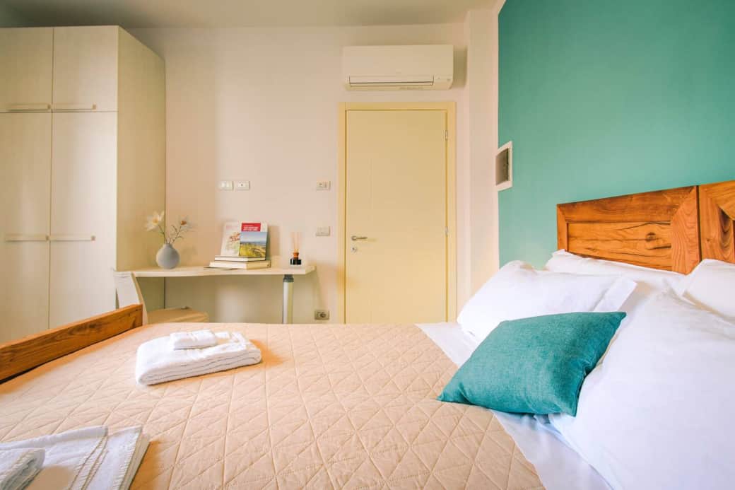 Letto queen size, scrivania e guardaroba