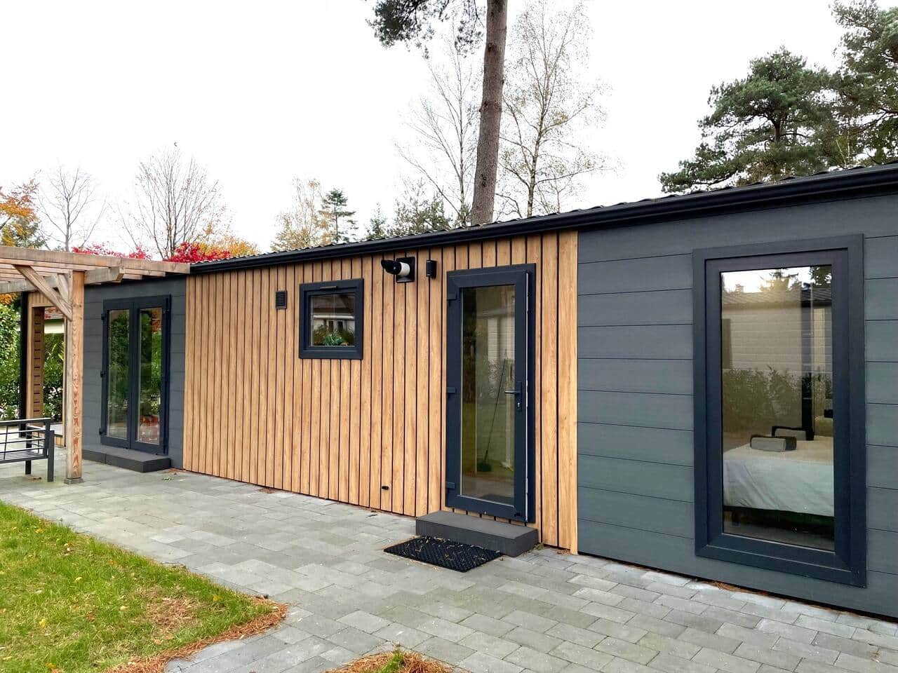 Seite eines stilvollen Chalets mitten im Wald